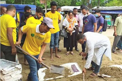চট্টগ্রামে তরুণদের উদ্যোগে সড়ক সংস্কার
