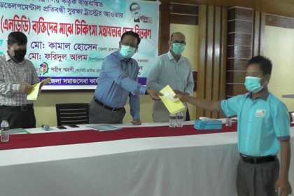 কক্সবাজারে ২৮ প্রতিবন্ধীর মাঝে চিকিৎসা সহায়তার চেক বিতরণ

