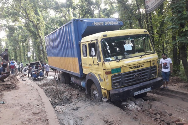 কালিয়াকৈরে পৌরসভার রাস্তা বেহাল