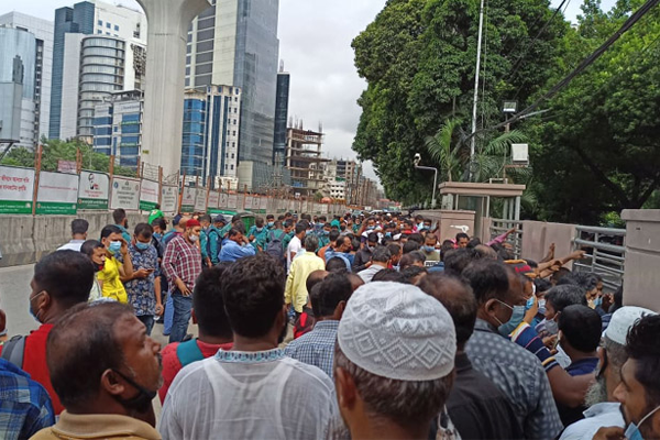 চাকরি বাঁচাতে সৌদি প্রবাসীদের বিক্ষোভ চলছে