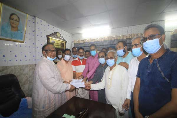 বঙ্গবন্ধুর ম্যুরাল নির্মাণের দাবিতে জেলা পরিষদ চেয়ারম্যানকে স্মারকলিপি