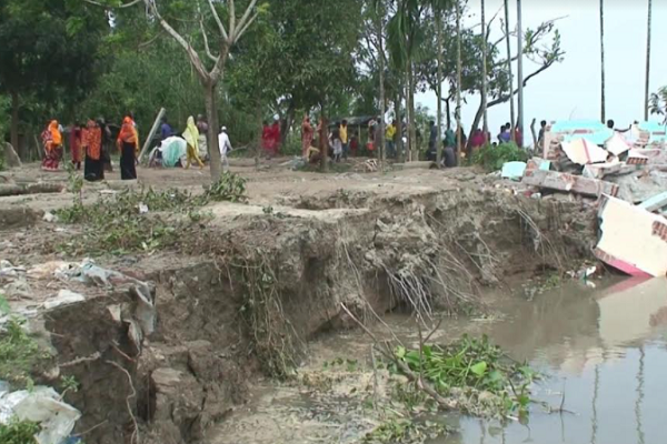 ভাঙন আতঙ্কে নির্ঘুম রাত কাটছে সিরাজগঞ্জের নদীর তীরের বাসিন্দাদের