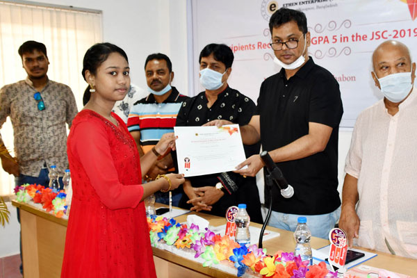 নওগাঁয় কৃতি শিক্ষার্থীদের সংবর্ধনা