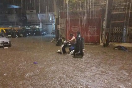 প্রবল বৃষ্টিতে বিপর্যস্ত মুম্বাই