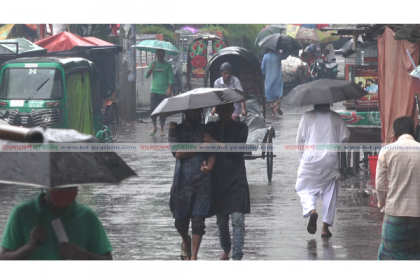 বিরামহীন বৃষ্টিতে দক্ষিণের জনজীবন বিপর্যস্ত, ৩ নম্বর সতর্ক সংকেত