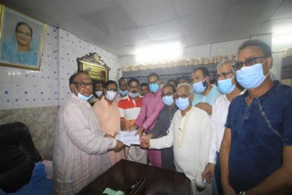 বঙ্গবন্ধুর ম্যুরাল নির্মাণের দাবিতে জেলা পরিষদ চেয়ারম্যানকে স্মারকলিপি