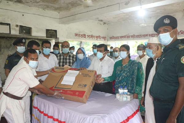 বরিশাল কেন্দ্রীয় কারাগারে কয়েদিদের জন্য টেলিভিশন উপহার