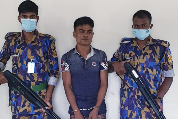 টেকনাফে রোহিঙ্গা শিবির থেকে অস্ত্রসহ যুবক আটক