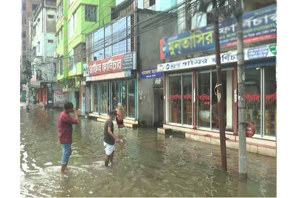 বৃষ্টি হলেই জলাবদ্ধতায় ভোগান্তি বরিশাল নগরবাসীর, সহসাই মিলছে না মুক্তি 
