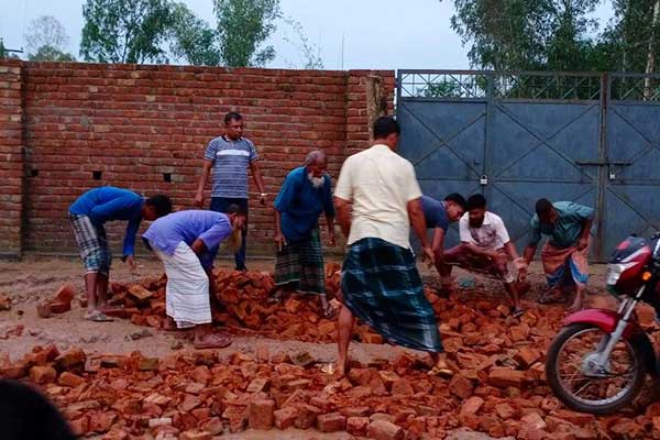 বগুড়ায় স্বেচ্ছাশ্রমে সড়ক মেরামত