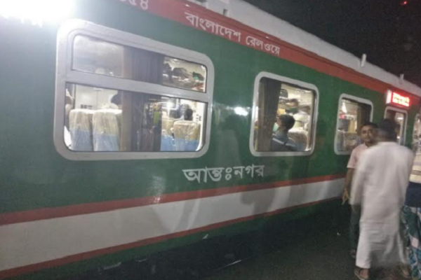 নেত্রকোনায় পুরানো ট্রেনে অত্যাধুনিক নতুন বগি সংযোজন