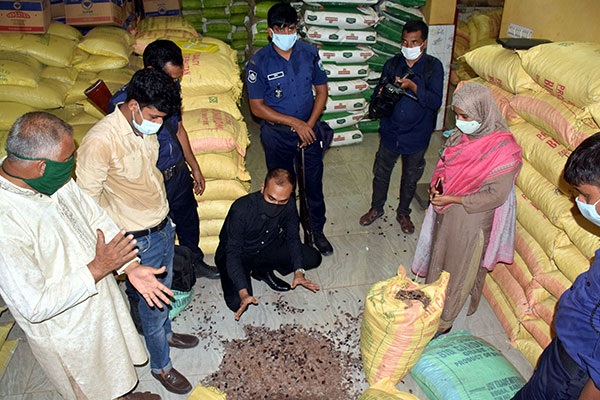বগুড়ায় মসলার গোডাউনে অভিযান, দুই লক্ষাধিক টাকা জরিমানা