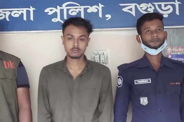 মেয়েদের অশ্লীল ভিডিওচিত্র ধারণ করে ব্ল্যাকমেইলের অভিযোগে ছাত্র গ্রেফতার

