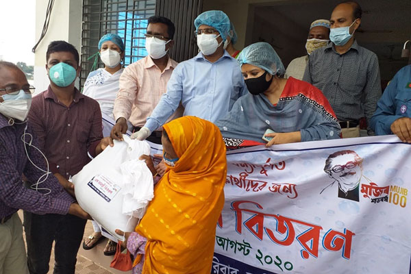 কালিয়াকৈরে প্রাথমিক শিক্ষা পরিবারের মানবিক সহায়তা