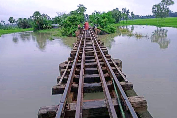 আদমদীঘির বড়পুল রেল ব্রিজ
দিয়ে ঝুঁকি নিয়ে চলছে ট্রেন 
