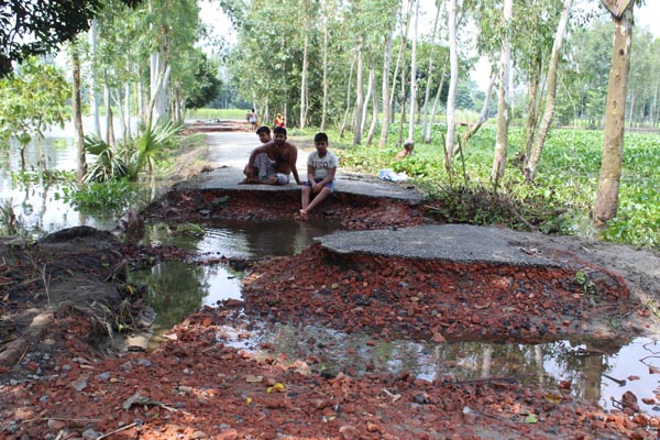 সোনাতলায় বন্যায় সড়কের বেহাল দশা!