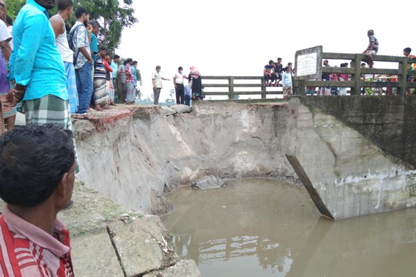 মিঠাপুকুরে সেতুর সংযোগ সড়ক ভেঙে যোগাযোগ বিচ্ছিন্ন