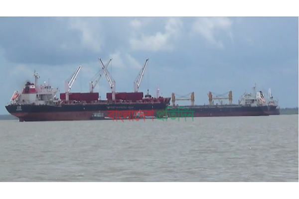দুর্যোগপূর্ণ আবহাওয়ায় মোংলা বন্দরে পণ্য ওঠা-নামা ব্যাহত