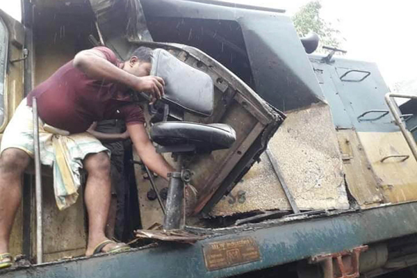 পাটগ্রামে ট্রেনের সঙ্গে ট্রাকের সংঘর্ষ