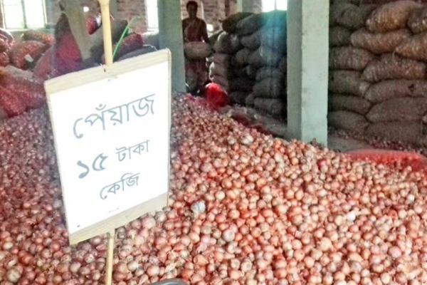 সীমান্তে নষ্ট হচ্ছে টনের টন পিয়াজ, মাথায় হাত ভারতীয় ব্যবসায়ীদের