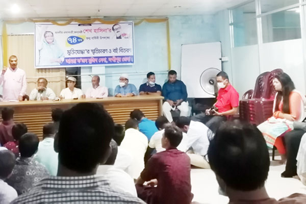 লক্ষ্মীপুরে মুক্তিযোদ্ধার স্মৃতিচারণ ও বই বিতরণ