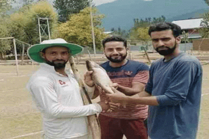 ক্রিকেটে ম্যাচ সেরার পুরস্কার আড়াই কেজি ওজনের মাছ!‌ 