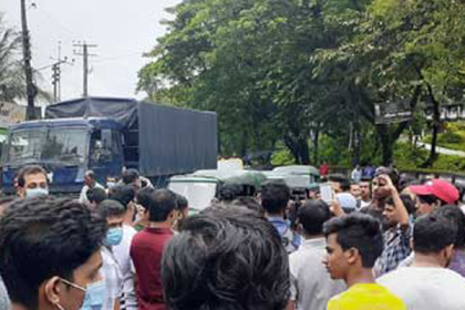 ছাত্রাবাসে গণধর্ষণের ঘটনায় শিক্ষার্থীদের সড়ক অবরোধ, বিক্ষোভ