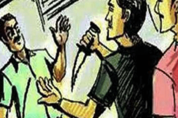 মাদারীপুরে ২ জনকে কুপিয়ে দেড় লক্ষাধিক টাকা ছিনতাই