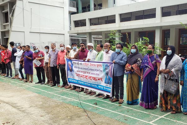 কসবায় ধর্ষণ মামলার আসামিদের গ্রেফতারের দাবিতে মানববন্ধন