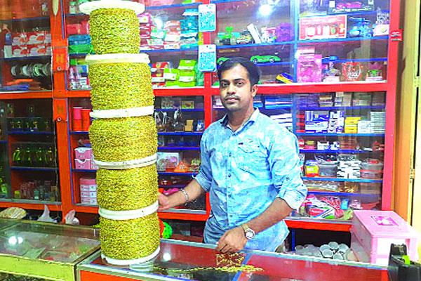 সেইফটি পিনের চেইন তৈরি করে গিনেস বুকে পার্থ