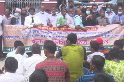 খুলনায় পাটকল চালুর দাবিতে ডিসি অফিস ঘেরাও