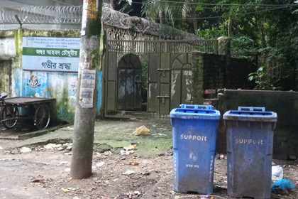 এখনো বহাল জহুর আহমদ চৌধুরীর কবরের প্রবেশ পথে ডাস্টবিন