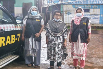 চট্টগ্রামে নারী প্রতারক আটক

