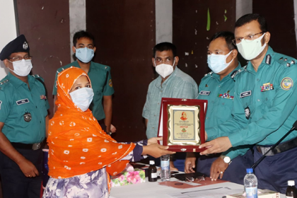 ছিনতাইকারী ধরে দেওয়ায় নারীকে পুলিশ কমিশনারের সম্মাননা