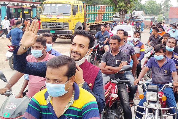 ইউপি চেয়ারম্যান নির্বাচনী প্রচারণায় মডেল আসিফ আজিম 