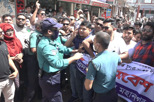 সিলেটে গৃহবধূ ধর্ষণের প্রতিবাদে
বরিশালে ছাত্রদলের বিক্ষোভ মিছিলে পুলিশের বাধা