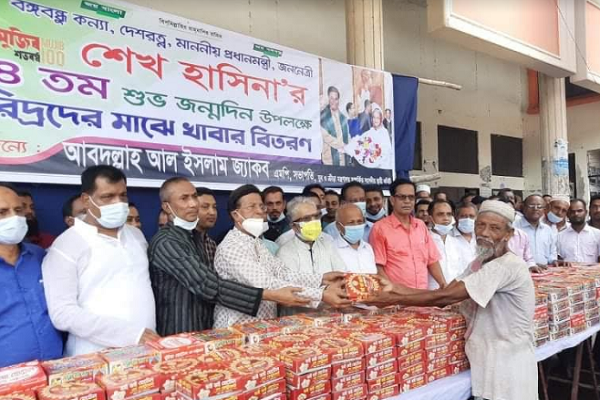 শেখ হাসিনার জন্মদিনে এমপি জ্যাকবের খাবার বিতরণ