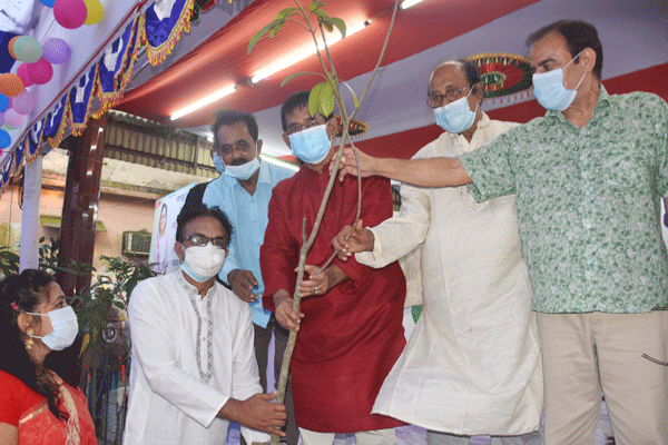 প্রধানমন্ত্রীর জন্মদিনে ৭৪টি ফলজ গাছের চারা বিতরণ