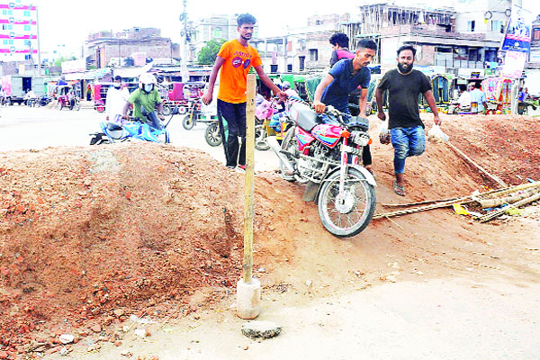 মহাসড়ক বন্ধ করে সংস্কার