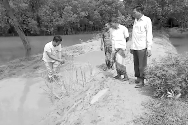 বৃষ্টির পানি আর কাদায় একাকার হয়ে চলাচলের অযোগ্য হয়ে পড়েছে একটি কাঁচা সড়ক