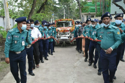 অনন্য ভালোবাসায় সিক্ত কেএমপি’র বিদায়ী কমিশনার
