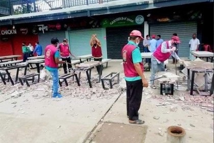 চসিকের বিপ্লব উদ্যানে চুক্তি বর্হিভূত স্থাপনা উচ্ছেদ  
