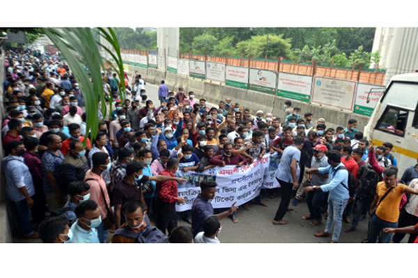 ভিসার মেয়াদ বাড়ানোর দাবিতে বিক্ষোভ সৌদি প্রবাসীদের