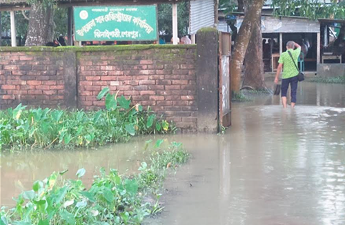 ঝিনাইগাতি সাব রেজিস্ট্রার ও ভূমি অফিসের সামনে থইথই পানি