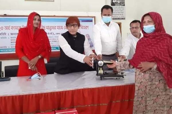 বড়াইগ্রামে দরিদ্র নারীদের সেলাই মেশিন বিতরণ