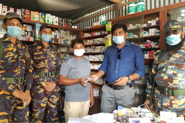 ফার্মেসিতে মেয়াদোত্তীর্ণ ওষুধ, অভিযোগ করে ৫ হাজার টাকা পেল স্কুলছাত্র!