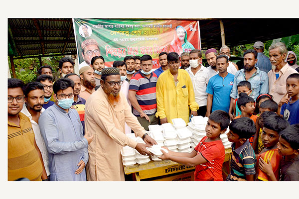 শেখ হাসিনার ৭৪তম জন্মদিনে বগুড়ায় শিশুদের মাঝে খাবার বিতরণ