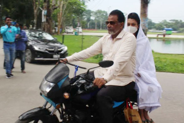 বাবার সাথে আদালতে মিন্নি