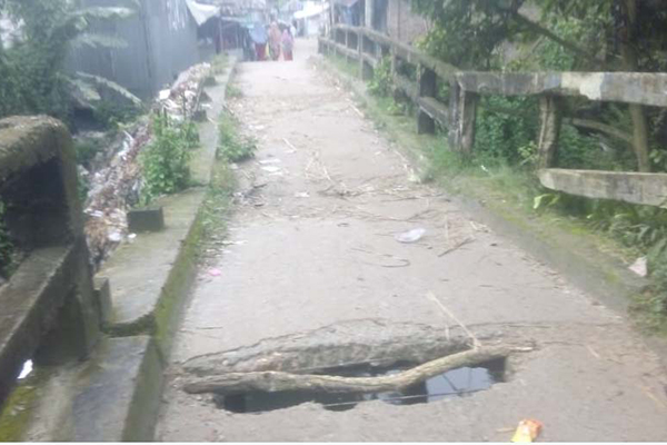 ফরিদপুরের কাগদি ব্রিজটি যেন মরণ ফাঁদ!