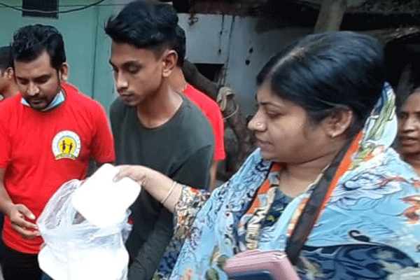 নিয়মিত খাদ্য সহায়তা দিচ্ছে পথশিশু ফাউন্ডেশন